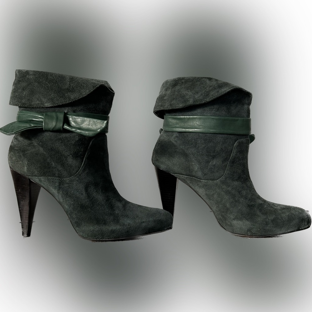 Para Raio Green Suede Boots size 9.